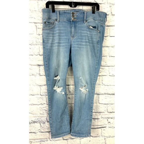 Torrid Jeans Womens 12 Light Blue Wash Crop Jegging Super Soft Distressed Torn - Picture 2 of 12
